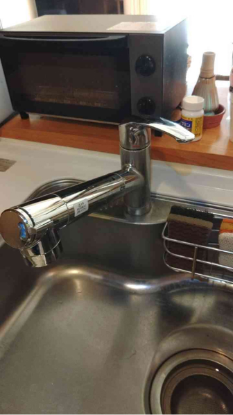 故障して水漏れしているキッチンの水栓