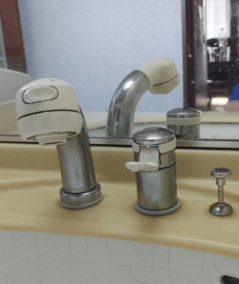 大和市の施工事例｜洗面台の水栓交換(施工前)