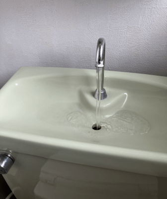 厚木市でトイレタンクの水漏れ修理、作業後で水漏れ改善した様子