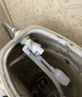 施工事例｜川崎市麻生区でトイレ水漏れ修理｜タンクの水が止まらない-施工前